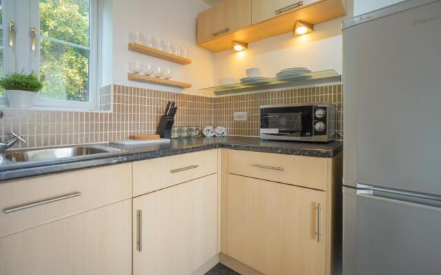 Rowsby Court - Stylish Apartment with Private Parking