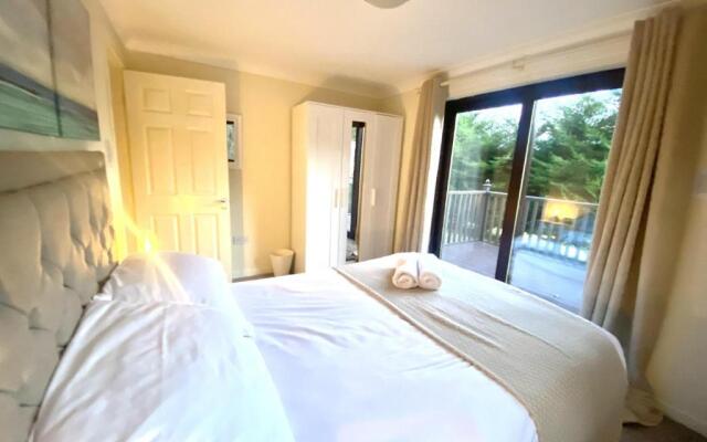 Stunning 4-bedroom Cabin With Hot Tub in Beattock!