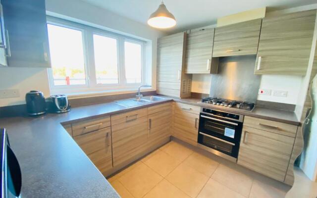 Modern 4-bed house with picturesque lakeside view