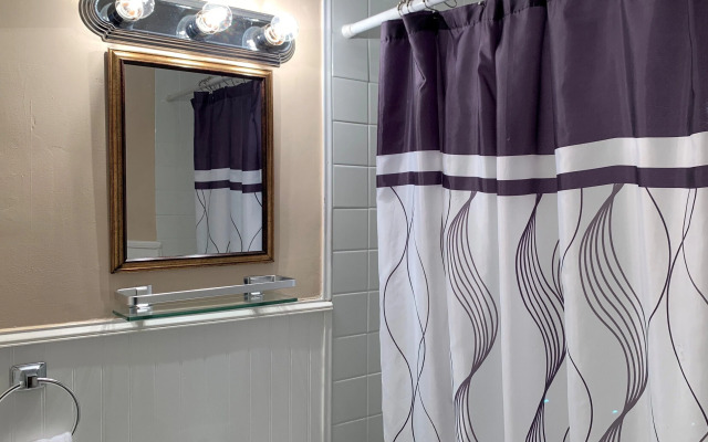 Vineyard Harbor Motel - Private Beach