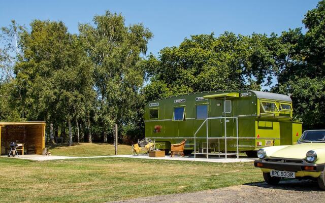 The Showman s Carriage King Bed Close to Beach