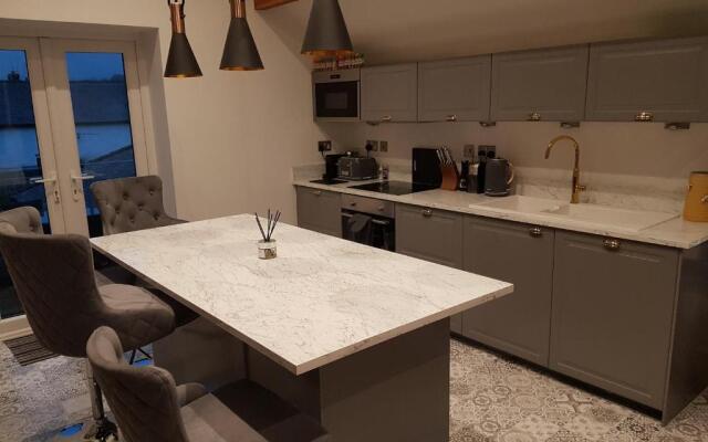 Central Windermere Luxury two bed Apartment Dog Friendly