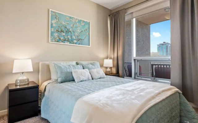 Modern DT Condo Balcony Parking Gym Hot Tub