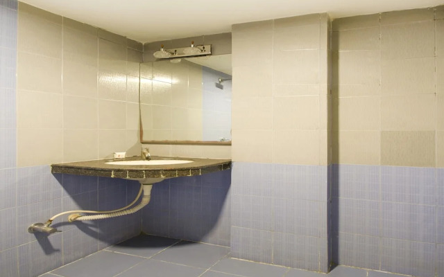 OYO 10235 Oyster Transit Hotels