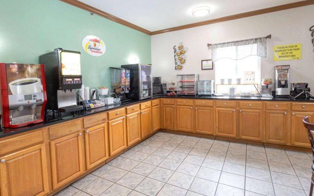 Super 8 by Wyndham Big Rapids