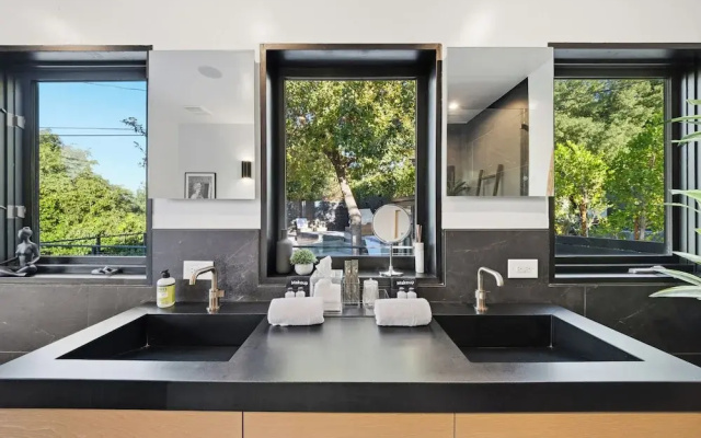 Farley Court - Stylish Hillside Residence With Stunning Views