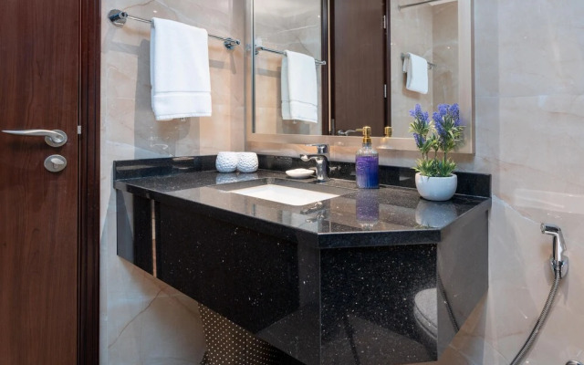 Whitesage - Elite Apartment With Balcony Near Metro Station