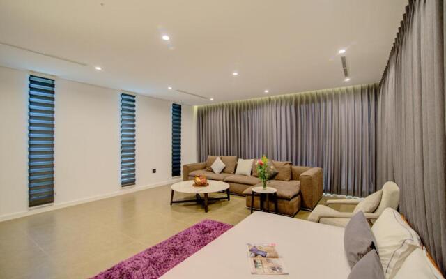 Five Stars 5 Bedrooms And 1 Movie Room Beachfront