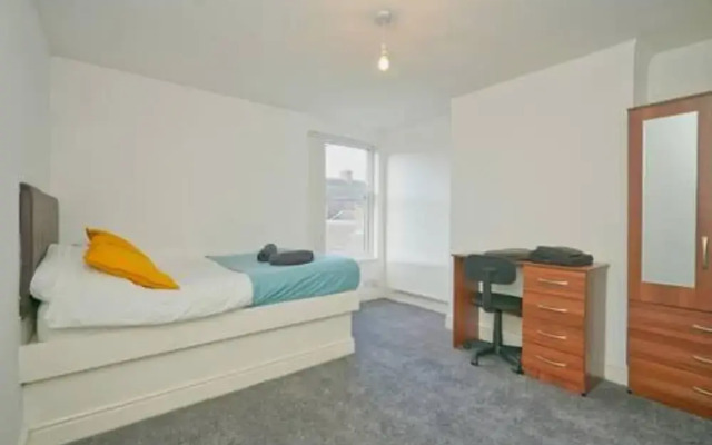Charming Stoke-on-trent House Getaway