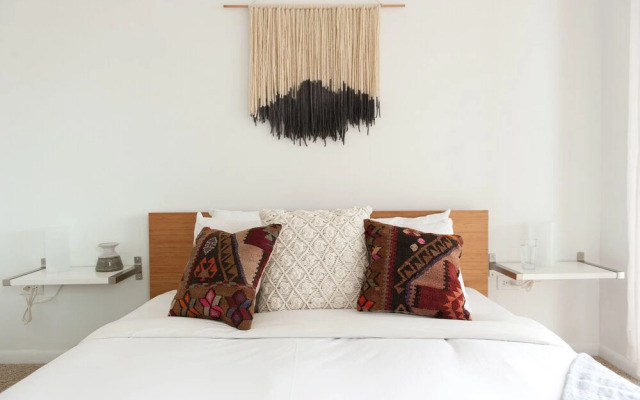 Vibrant Lincoln Park Suites by Sonder