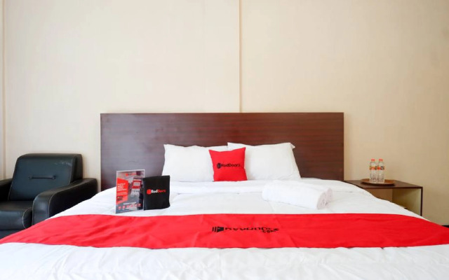 RedDoorz Plus near Stadion Wijaya Kusuma
