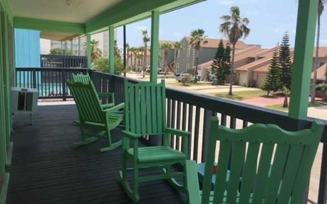 Upper Deck Hotel and Bar - Adults Only