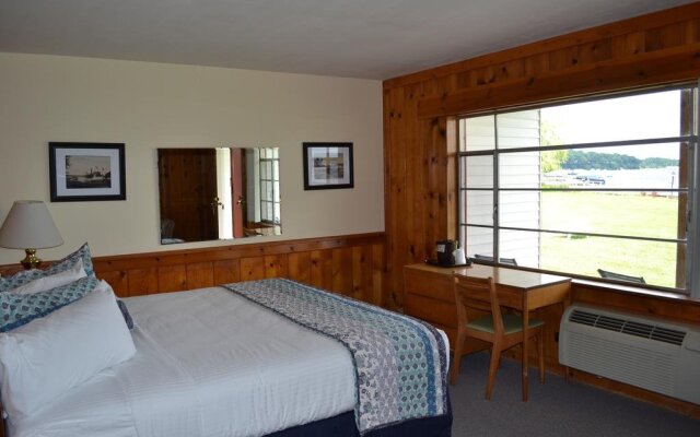 Buzz's Lakeside Inn