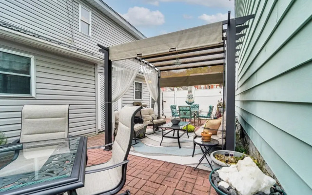 Grill, Dine & Relax Outside: Home in Tyrone!
