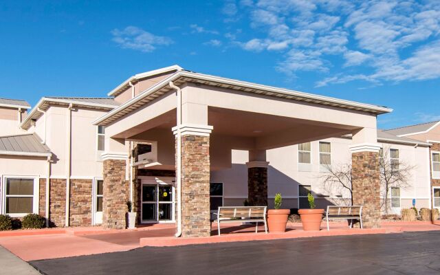 Comfort Inn & Suites Junction City - near Fort Riley