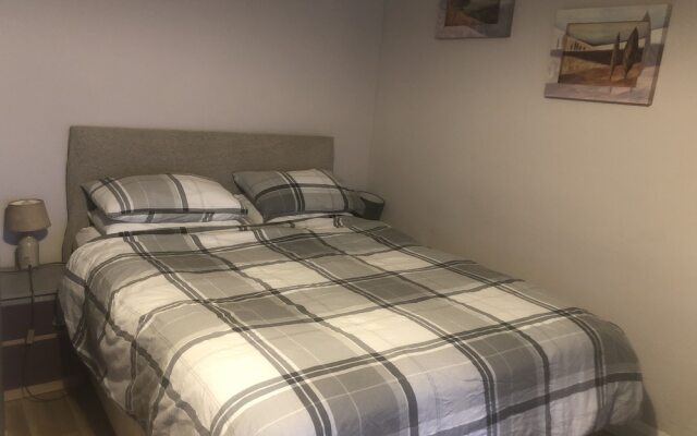 Superb Apartment With Sky Glass TV and Netflix