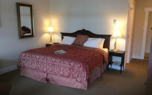 The Water's Edge Inn & Gallery