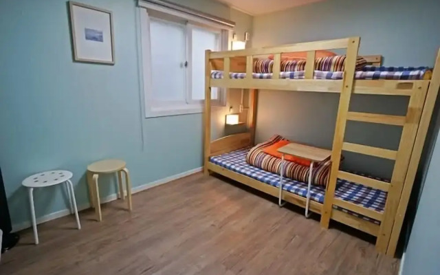 710 Guesthouse Yellow