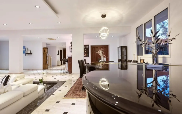 Mont Bleu Luxury Villa