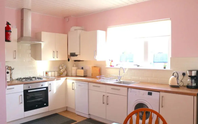 Bright 4 Bed Family Home by the Canal