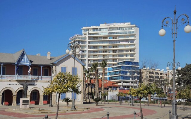 Finikoudes Seaview Beach Apartment