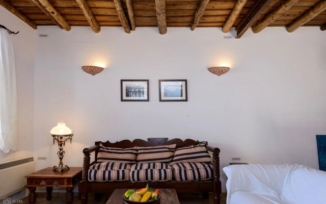 Waveside Sanctuary - Luxurious Seastone Villa