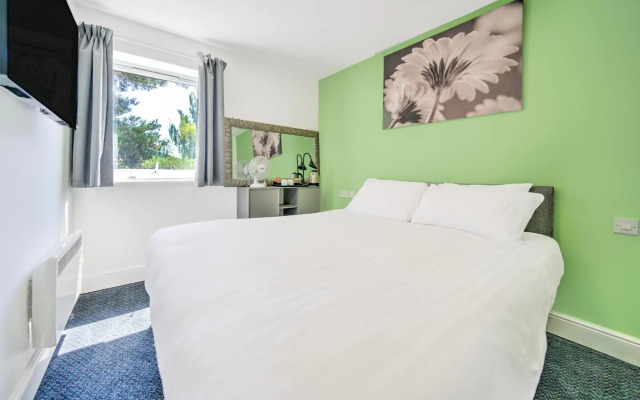 OYO Go2 Gloucester Hotel