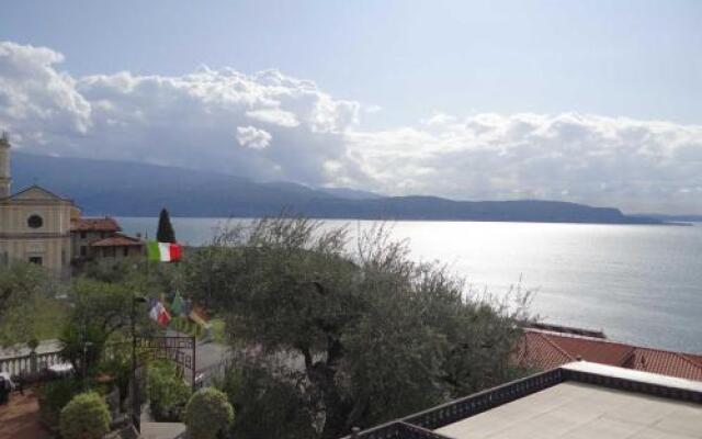 Villa Sybille With Pool And Lake View