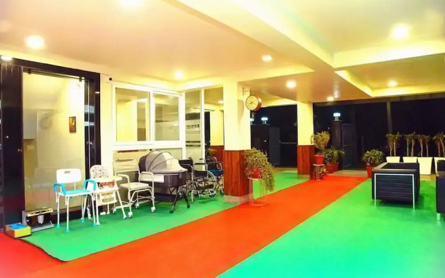 Modern City Service Apartment