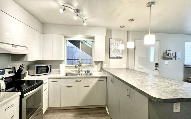 Caviar Suite, Moody Retreat by Old Town Square