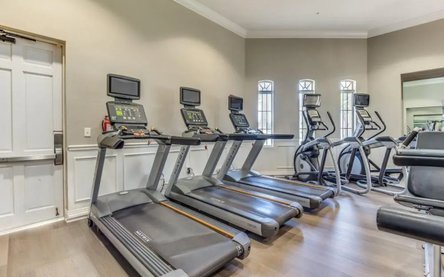 Top-floor Condo, Near Universal &convention Ctr