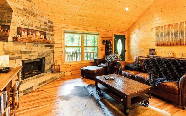 Secluded, Private! Forested Hendersonville Retreat
