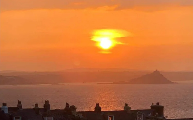 Stunning Town Centre Penthouse w Sea Views