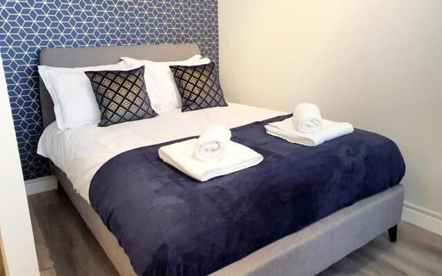 Beautiful Modern Studio Town Centre Close to Beach