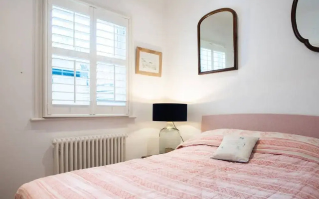 Stylish 2 Bedroom Flat Overlooking The River