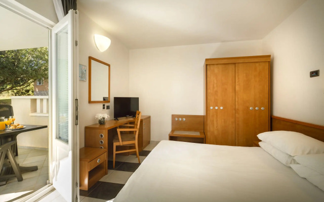 Maistra Select Amarin Resort