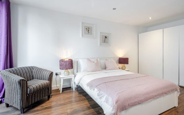 Royal Docks Guesthouse by LUXHABITAT