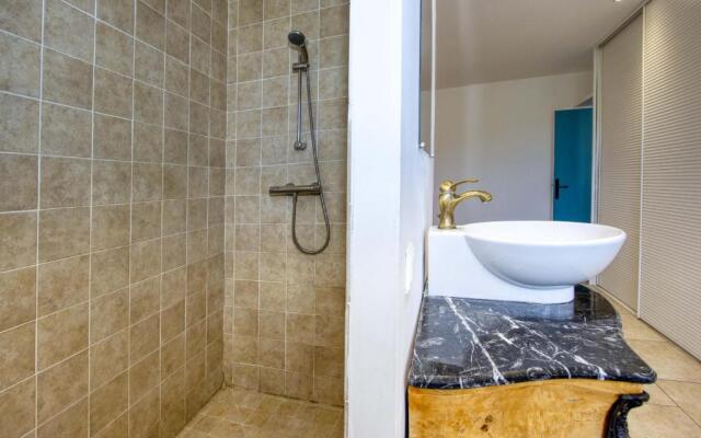 Galant Appartement en bord de mer avec terrasse