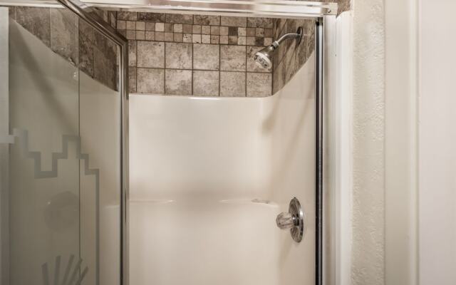 Kizzy's Kove - Two Bedroom Cabin