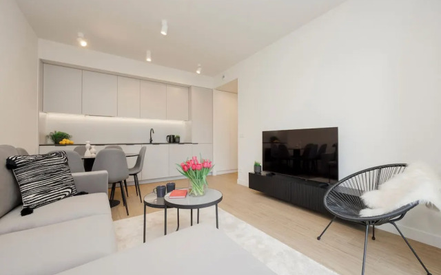 Warsaw Apartment With Parking by Renters