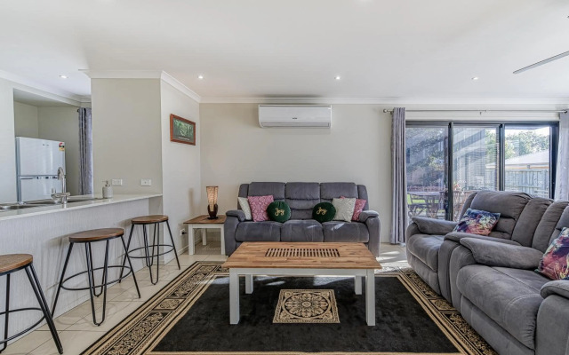 Seabreeze Haven -Wifi, Netflix, pet friendly beach house