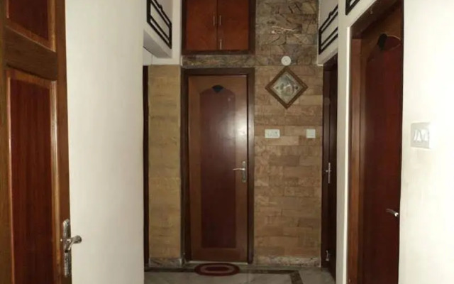 Goroomgo Priyanshu Guest House Ruby Kolkata