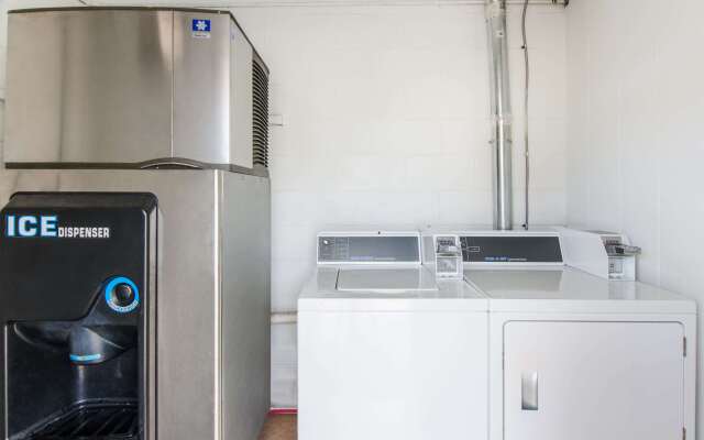 Econo Lodge Near Motor Speedway