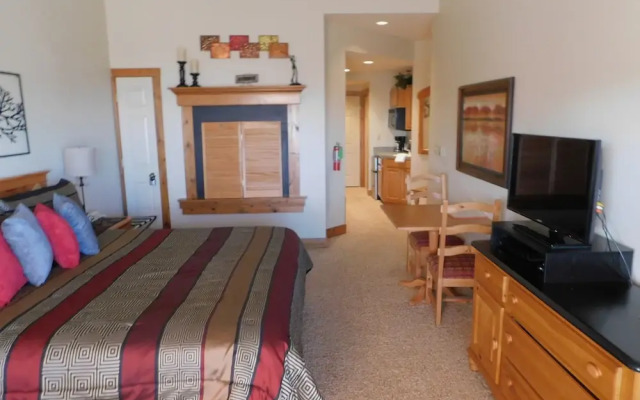 Longhollow Point Inn Studio 1321