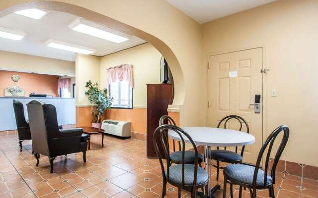 Econo Lodge Inn & Suites I-20, exit 73