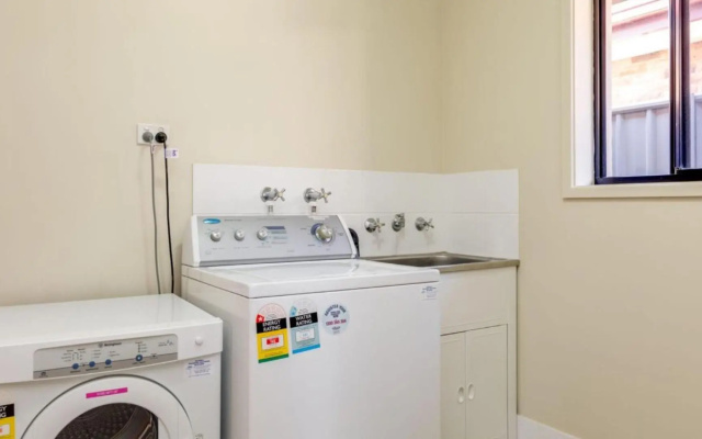 Loralyn - Waterfront, wheelchair accessible – Kitchen – Sanctuary Point