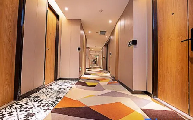 Starway Hotel (Zhengzhou Songshan Road Erqi Wanda Plaza)
