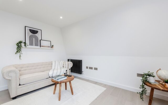 Perfect Holiday Escape - 1 and 2 Bedroom Deluxe Apartments at Liverpool Street