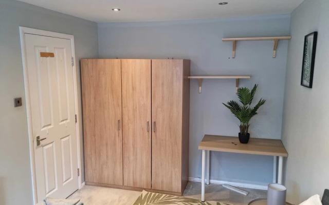 Impeccable 4-bed House in London With Jacuzzi