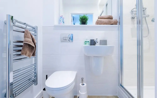 Stunning 3-bed House in Salford